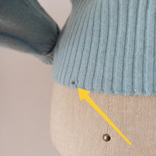 Laden Sie das Bild in den Galerie-Viewer, 1950s - LENNOX, Scotland - AS IS! - Baby Blue Cashmere Sweater - W29/34 (78/86cm)