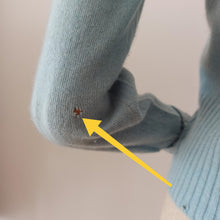 Laden Sie das Bild in den Galerie-Viewer, 1950s - LENNOX, Scotland - AS IS! - Baby Blue Cashmere Sweater - W29/34 (78/86cm)