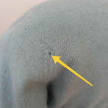 Laden Sie das Bild in den Galerie-Viewer, 1950s - LENNOX, Scotland - AS IS! - Baby Blue Cashmere Sweater - W29/34 (78/86cm)