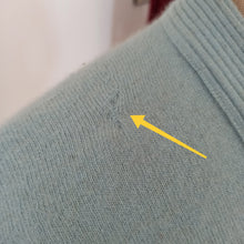 Laden Sie das Bild in den Galerie-Viewer, 1950s - LENNOX, Scotland - AS IS! - Baby Blue Cashmere Sweater - W29/34 (78/86cm)