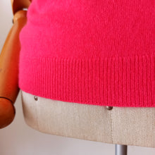 Charger l'image dans la galerie, 1950s - PRINGLE, Scotland - Gorgeous Fuchsia Pink Cashmere Jumper