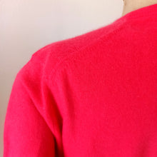 Charger l'image dans la galerie, 1950s - PRINGLE, Scotland - Gorgeous Fuchsia Pink Cashmere Jumper