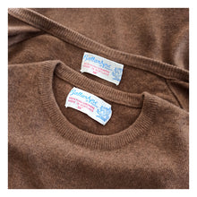 Charger l'image dans la galerie, 1950s - BALLANTYNE, Scotland - Gorgeous Brown Cashmere Twin Set