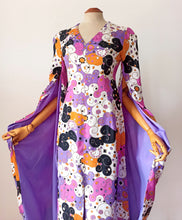 Laden Sie das Bild in den Galerie-Viewer, 1960s - Spectacular Couture Purple Maxi Pagoda Sleeves Silk Dress - W27 (68cm)