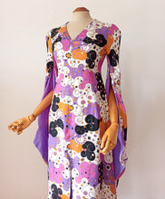 Laden Sie das Bild in den Galerie-Viewer, 1960s - Spectacular Couture Purple Maxi Pagoda Sleeves Silk Dress - W27 (68cm)