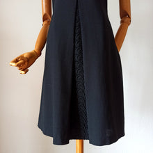 Laden Sie das Bild in den Galerie-Viewer, 1960s - Superb Black Wool Crepe Lace Dress - W35.5 (90cm)