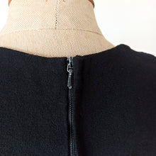 Laden Sie das Bild in den Galerie-Viewer, 1960s - Superb Black Wool Crepe Lace Dress - W35.5 (90cm)