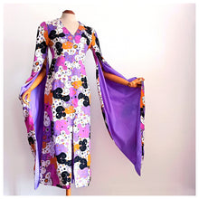Laden Sie das Bild in den Galerie-Viewer, 1960s - Spectacular Couture Purple Maxi Pagoda Sleeves Silk Dress - W27 (68cm)
