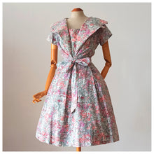 Charger l'image dans la galerie, 1950s - Sweet Floral Cotton Shawl Collar Dress - W26 (66cm)