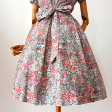 Charger l'image dans la galerie, 1950s - Sweet Floral Cotton Shawl Collar Dress - W26 (66cm)