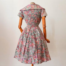 Charger l'image dans la galerie, 1950s - Sweet Floral Cotton Shawl Collar Dress - W26 (66cm)