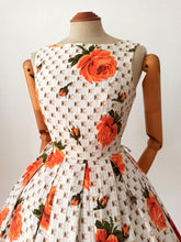 Charger l'image dans la galerie, 1950s 1960s - Stunning Pyramids Roseprint Cotton Dress - W26 (66cm)