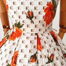 Charger l'image dans la galerie, 1950s 1960s - Stunning Pyramids Roseprint Cotton Dress - W26 (66cm)