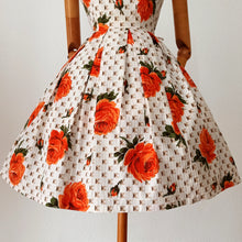 Charger l'image dans la galerie, 1950s 1960s - Stunning Pyramids Roseprint Cotton Dress - W26 (66cm)