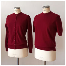 Laden Sie das Bild in den Galerie-Viewer, VTG Does 50s 60s - BRAEMAR, Scotland - Gorgeous Burgundy Wool Twin Set