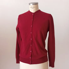 Laden Sie das Bild in den Galerie-Viewer, VTG Does 50s 60s - BRAEMAR, Scotland - Gorgeous Burgundy Wool Twin Set