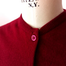 Laden Sie das Bild in den Galerie-Viewer, VTG Does 50s 60s - BRAEMAR, Scotland - Gorgeous Burgundy Wool Twin Set