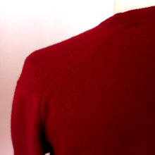 Laden Sie das Bild in den Galerie-Viewer, VTG Does 50s 60s - BRAEMAR, Scotland - Gorgeous Burgundy Wool Twin Set