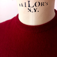 Laden Sie das Bild in den Galerie-Viewer, VTG Does 50s 60s - BRAEMAR, Scotland - Gorgeous Burgundy Wool Twin Set