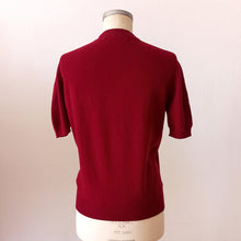 Laden Sie das Bild in den Galerie-Viewer, VTG Does 50s 60s - BRAEMAR, Scotland - Gorgeous Burgundy Wool Twin Set