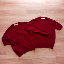Laden Sie das Bild in den Galerie-Viewer, VTG Does 50s 60s - BRAEMAR, Scotland - Gorgeous Burgundy Wool Twin Set