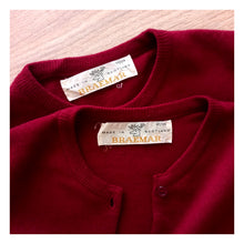 Laden Sie das Bild in den Galerie-Viewer, VTG Does 50s 60s - BRAEMAR, Scotland - Gorgeous Burgundy Wool Twin Set