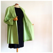 Laden Sie das Bild in den Galerie-Viewer, VTG Does 40s 50s - BETTY BARCLAY - Stunning Apple Green Wool Cashmere Coat - One Size