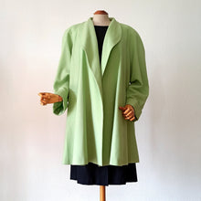 Laden Sie das Bild in den Galerie-Viewer, VTG Does 40s 50s - BETTY BARCLAY - Stunning Apple Green Wool Cashmere Coat - One Size