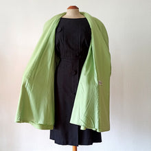 Laden Sie das Bild in den Galerie-Viewer, VTG Does 40s 50s - BETTY BARCLAY - Stunning Apple Green Wool Cashmere Coat - One Size