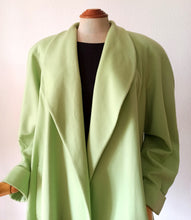 Laden Sie das Bild in den Galerie-Viewer, VTG Does 40s 50s - BETTY BARCLAY - Stunning Apple Green Wool Cashmere Coat - One Size