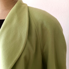Laden Sie das Bild in den Galerie-Viewer, VTG Does 40s 50s - BETTY BARCLAY - Stunning Apple Green Wool Cashmere Coat - One Size