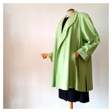 Laden Sie das Bild in den Galerie-Viewer, VTG Does 40s 50s - BETTY BARCLAY - Stunning Apple Green Wool Cashmere Coat - One Size