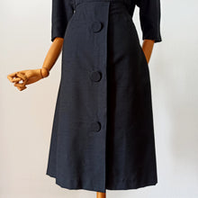 Laden Sie das Bild in den Galerie-Viewer, 1960s - LUCINDA NOBRE, Lisbon - Exquisite Black Couture Dress - W33 (84cm)