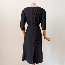 Laden Sie das Bild in den Galerie-Viewer, 1960s - LUCINDA NOBRE, Lisbon - Exquisite Black Couture Dress - W33 (84cm)