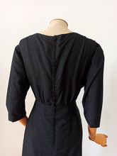 Laden Sie das Bild in den Galerie-Viewer, 1960s - LUCINDA NOBRE, Lisbon - Exquisite Black Couture Dress - W33 (84cm)