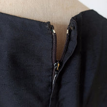 Laden Sie das Bild in den Galerie-Viewer, 1960s - LUCINDA NOBRE, Lisbon - Exquisite Black Couture Dress - W33 (84cm)