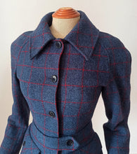Carica l'immagine nel visualizzatore di Gallery, 1960s - DANIEL HECHTER, Paris - Designer Wool Coat - W28 (72cm)
