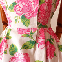Charger l'image dans la galerie, 1950s 1960s - Adorable Abstract Roses Cotton Dress - W31 (79cm)