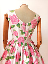 Charger l'image dans la galerie, 1950s 1960s - Adorable Abstract Roses Cotton Dress - W31 (79cm)