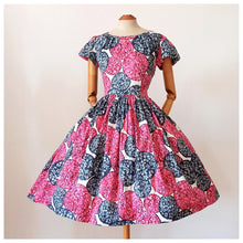 Charger l'image dans la galerie, 1950s - Stunning Abstract Floral Cotton Dress - W28 (71cm)