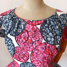 Charger l'image dans la galerie, 1950s - Stunning Abstract Floral Cotton Dress - W28 (71cm)