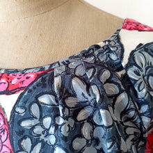 Charger l'image dans la galerie, 1950s - Stunning Abstract Floral Cotton Dress - W28 (71cm)