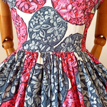 Charger l'image dans la galerie, 1950s - Stunning Abstract Floral Cotton Dress - W28 (71cm)