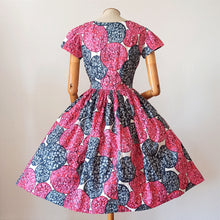 Charger l'image dans la galerie, 1950s - Stunning Abstract Floral Cotton Dress - W28 (71cm)