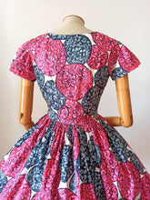 Charger l'image dans la galerie, 1950s - Stunning Abstract Floral Cotton Dress - W28 (71cm)