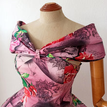 Laden Sie das Bild in den Galerie-Viewer, VTG Does 1950s - NICOWA, Germany - Stunning Love Letters Roseprint Dress - W27 (68cm)