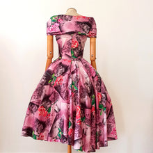 Laden Sie das Bild in den Galerie-Viewer, VTG Does 1950s - NICOWA, Germany - Stunning Love Letters Roseprint Dress - W27 (68cm)