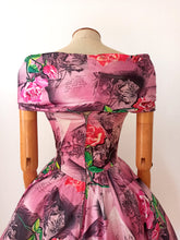 Laden Sie das Bild in den Galerie-Viewer, VTG Does 1950s - NICOWA, Germany - Stunning Love Letters Roseprint Dress - W27 (68cm)