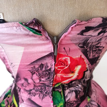 Laden Sie das Bild in den Galerie-Viewer, VTG Does 1950s - NICOWA, Germany - Stunning Love Letters Roseprint Dress - W27 (68cm)