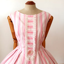 Charger l'image dans la galerie, 1950s 1960s - Adorable Pink Stripes Cotton Dress - W28 (72cm)